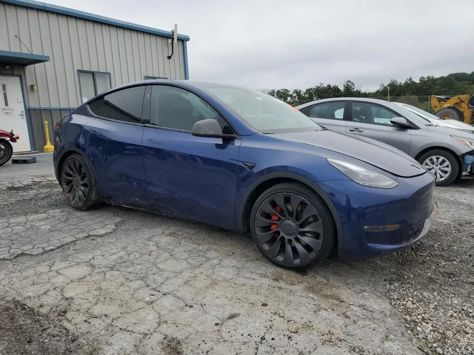 Tesla Model Y 2023 — фото 1, купить с доставкой в Москву
