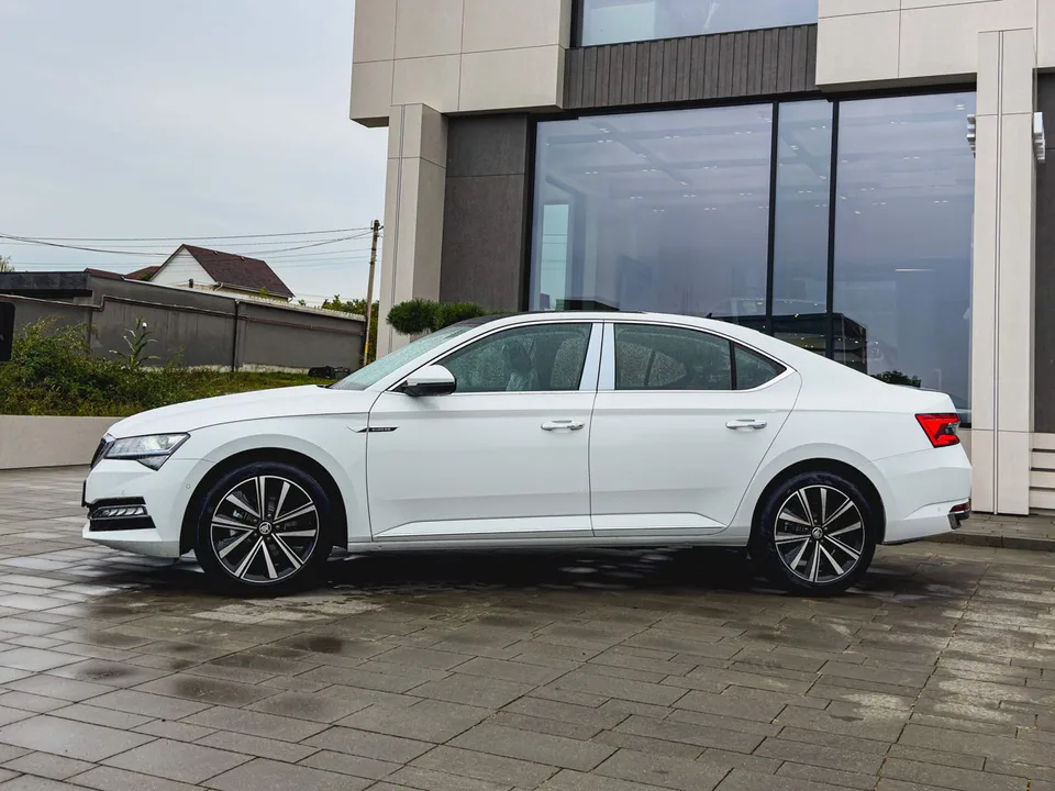 Skoda Superb 2025 — фото 1, купить с доставкой в Москву