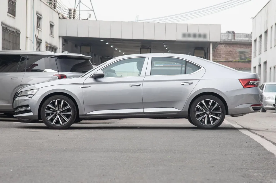 Skoda Superb 2025 — фото 1, купить с доставкой в Москву