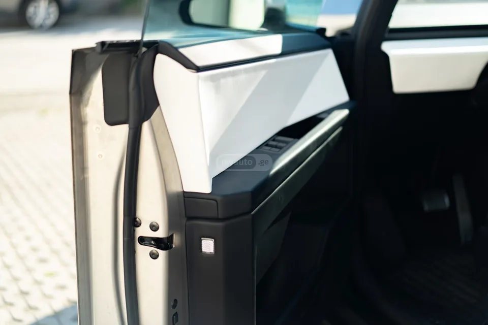 Tesla Cybertruck 2024 — миниатюра 2