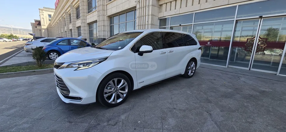 Toyota Sienna LIMITED 2024 — фото 1, купить с доставкой в Москву