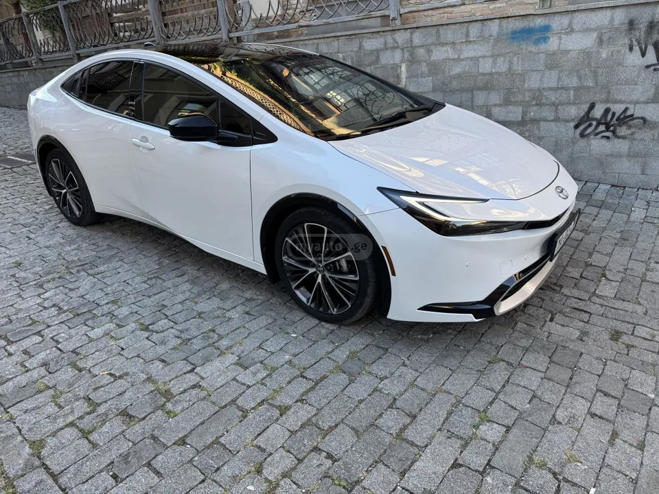 Toyota Prius XLE 5dr Front-Wheel Drive Hatc 2023 — фото 1, купить с доставкой в Москву