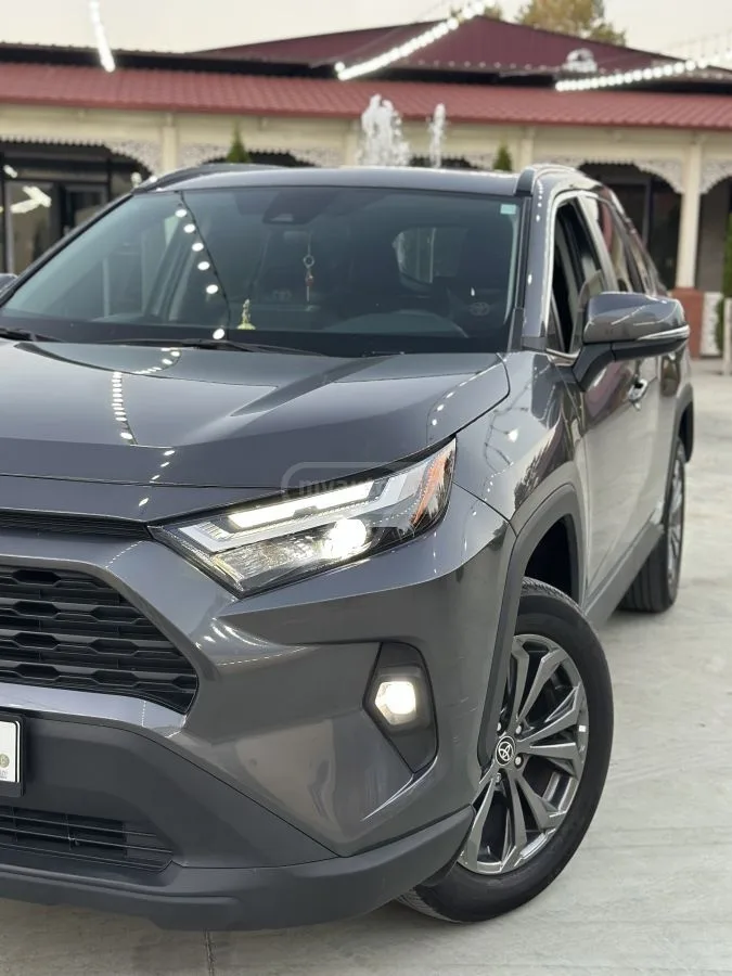 Toyota RAV4 XLE Premium 4dr All-Wheel Driv 2022 — миниатюра 3