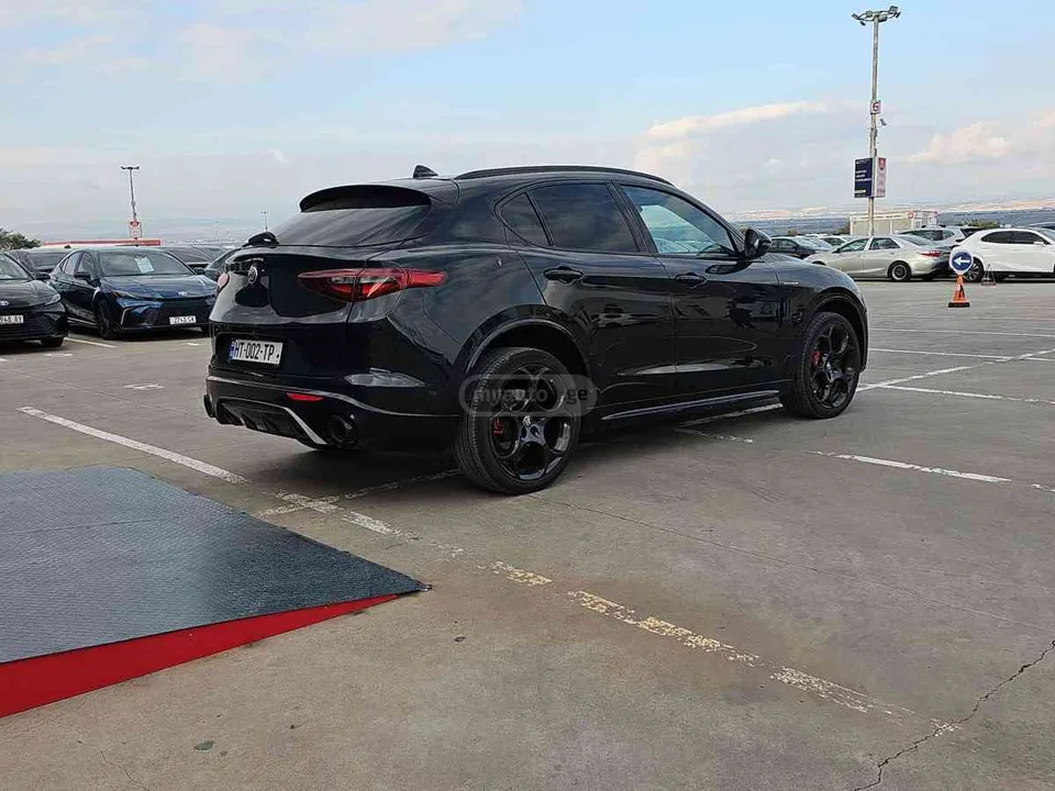 Alfa Romeo Stelvio 2023 — миниатюра 3