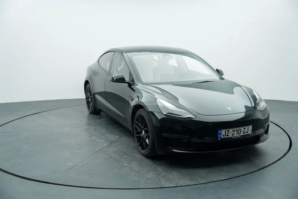 Tesla Model 3 2023 — миниатюра 2