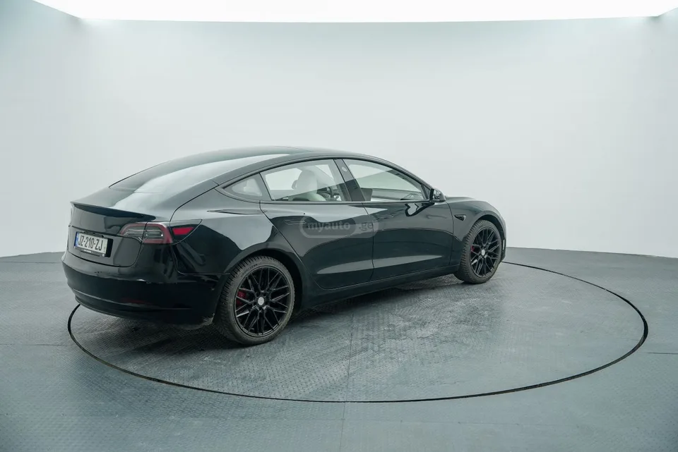 Tesla Model 3 2023 — миниатюра 3