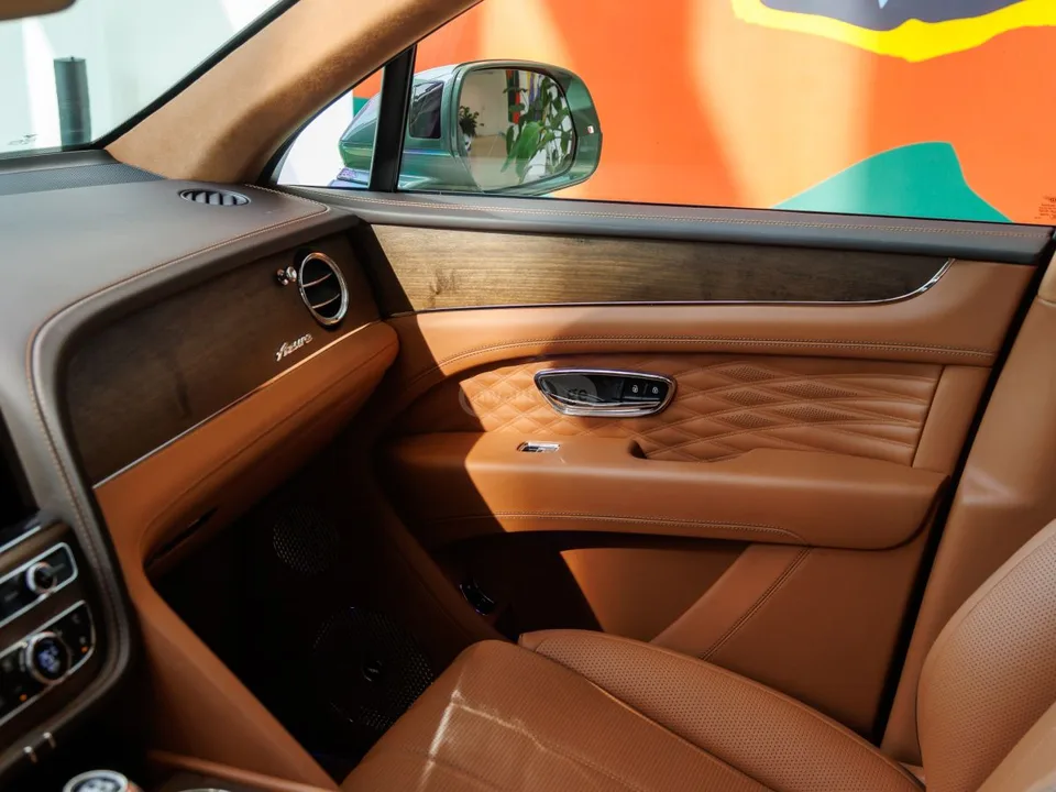 Bentley Azure 2024 — миниатюра 3