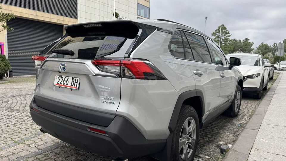 Toyota RAV4 XLE Premium 4dr All Wheel Driv 2024 — миниатюра 3