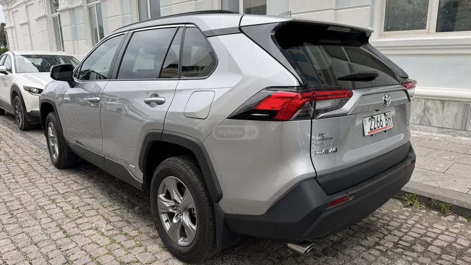 Toyota RAV4 XLE Premium 4dr All Wheel Driv 2024 — миниатюра 4