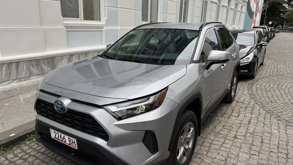 Toyota RAV4 XLE Premium 4dr All Wheel Driv 2024 — фото 1, купить с доставкой в Москву