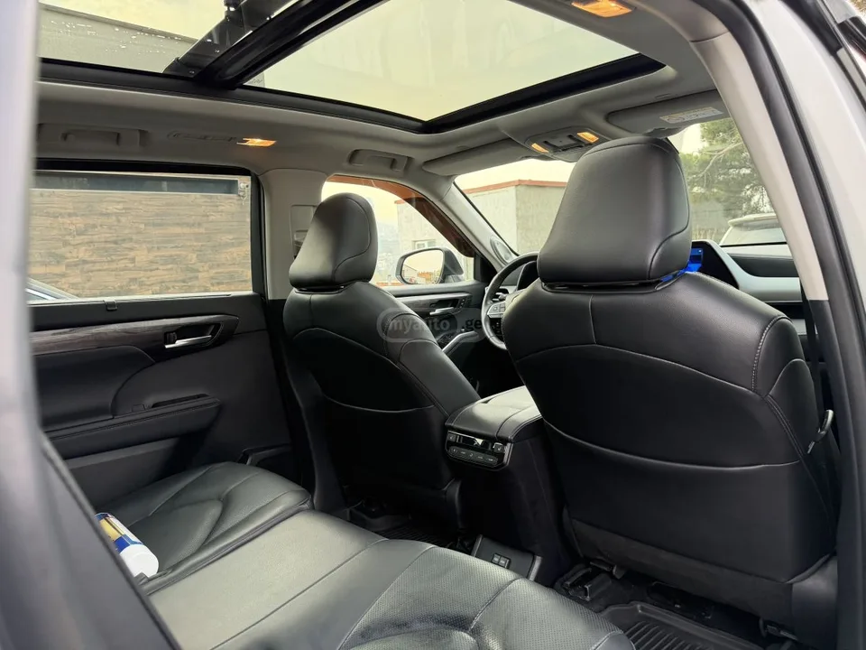 Toyota Highlander Platinum 4dr All-Wheel Drive C 2023 — миниатюра 3