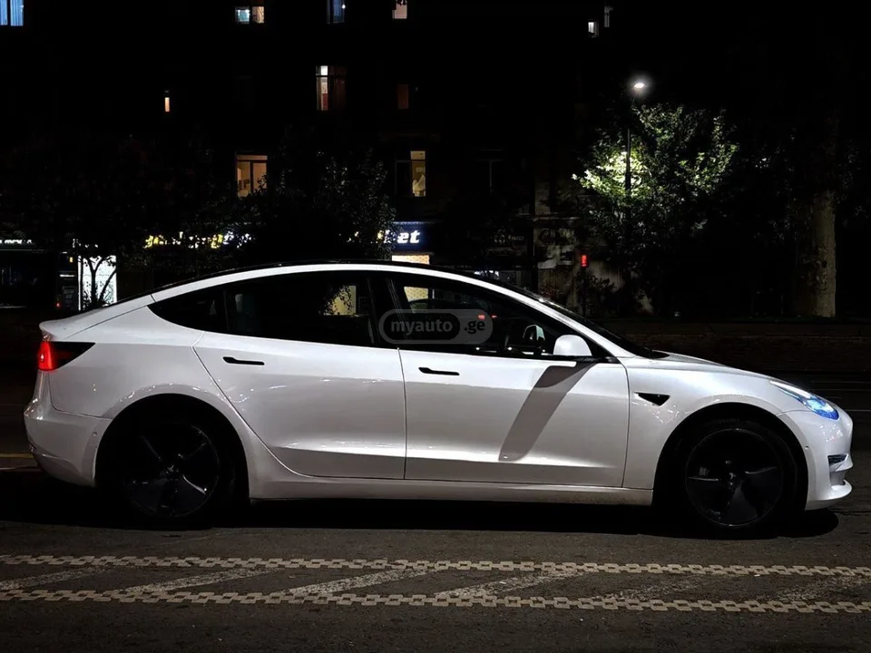 Tesla Model 3 2022 — миниатюра 3