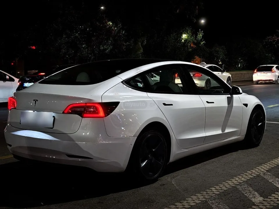 Tesla Model 3 2022 — миниатюра 4