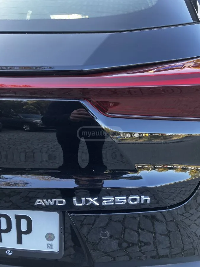 Lexus UX 250 h F SPORT Design 4dr All-Wheel D 2023 — миниатюра 2
