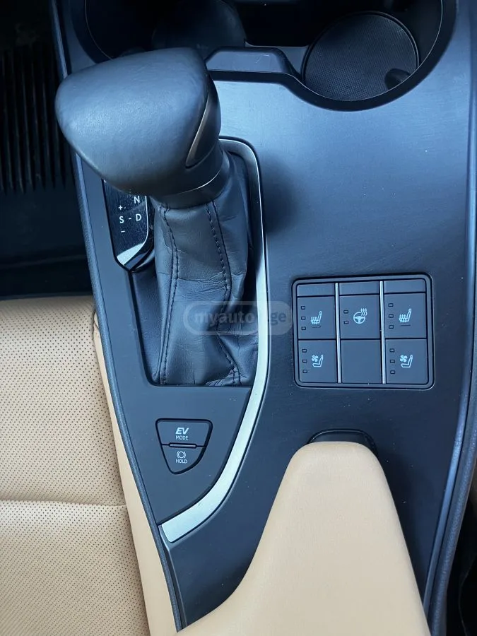 Lexus UX 250 h F SPORT Design 4dr All-Wheel D 2023 — миниатюра 3