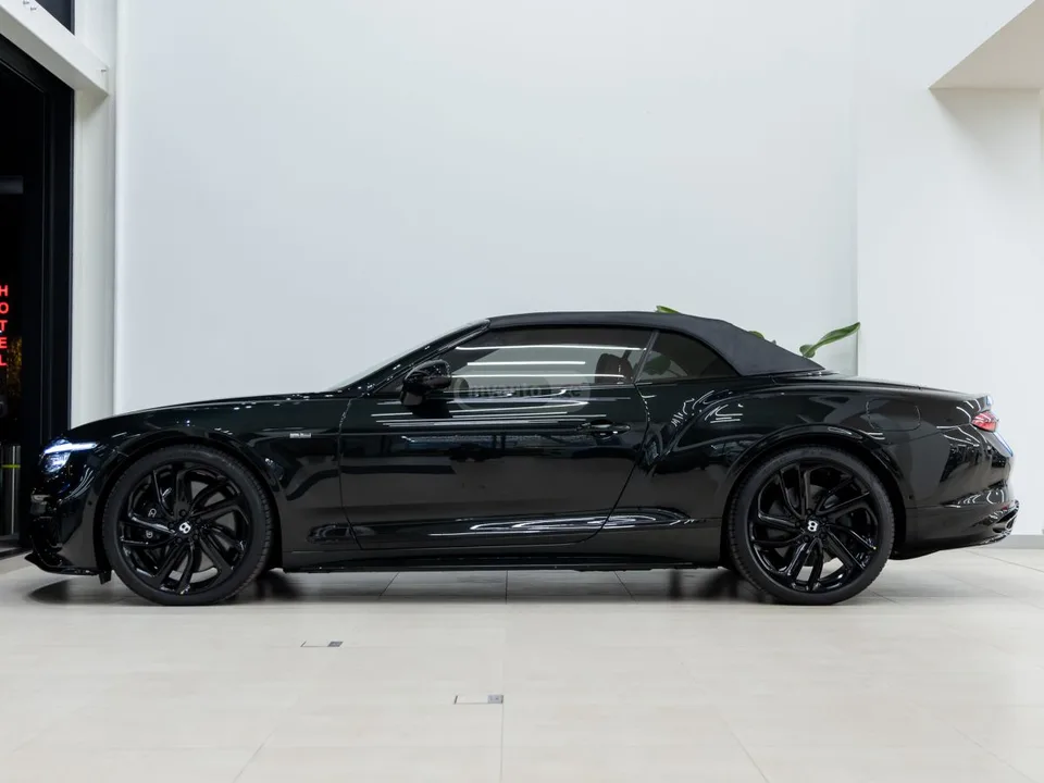 Bentley Continental 2025 — миниатюра 2