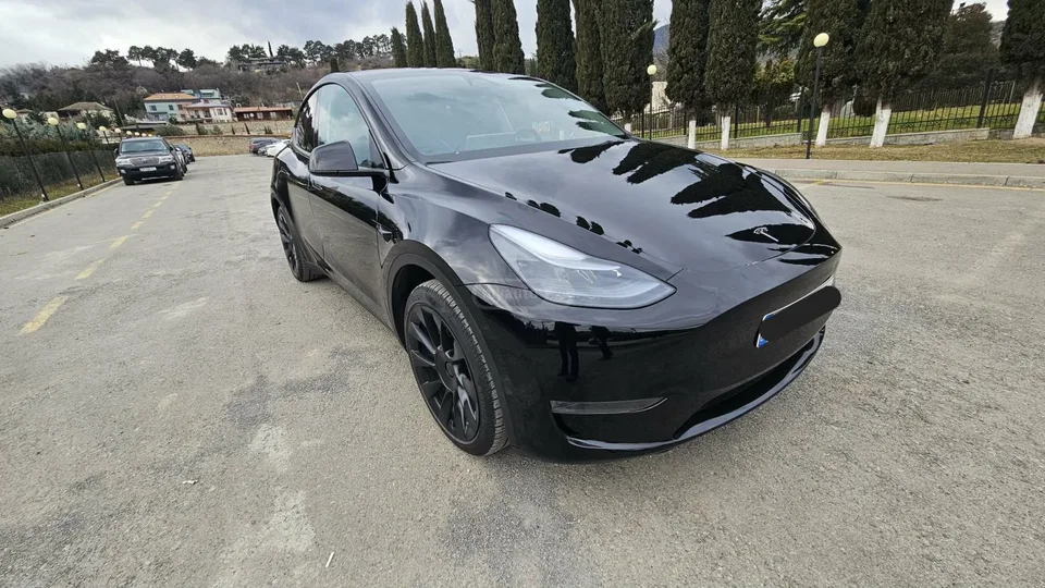 Tesla Model Y 2024 — миниатюра 2