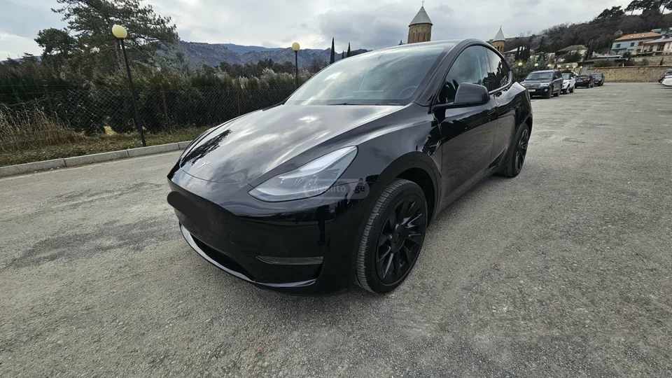 Tesla Model Y 2024 — фото 1, купить с доставкой в Москву