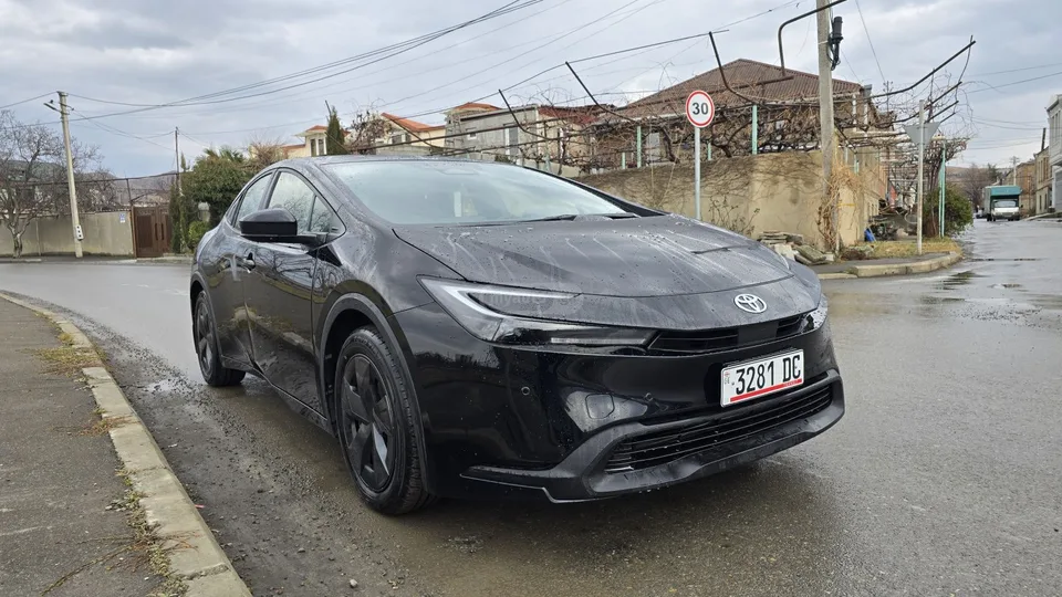 Toyota Prius LE AWD-E 2024 — миниатюра 2