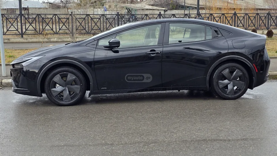 Toyota Prius LE AWD-E 2024 — миниатюра 3