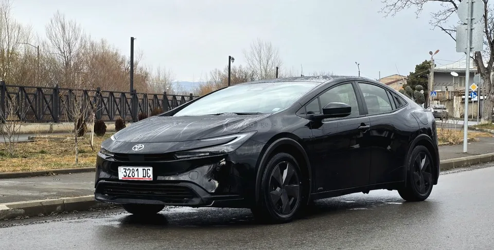 Toyota Prius LE AWD-E 2024 — фото 1, купить с доставкой в Москву