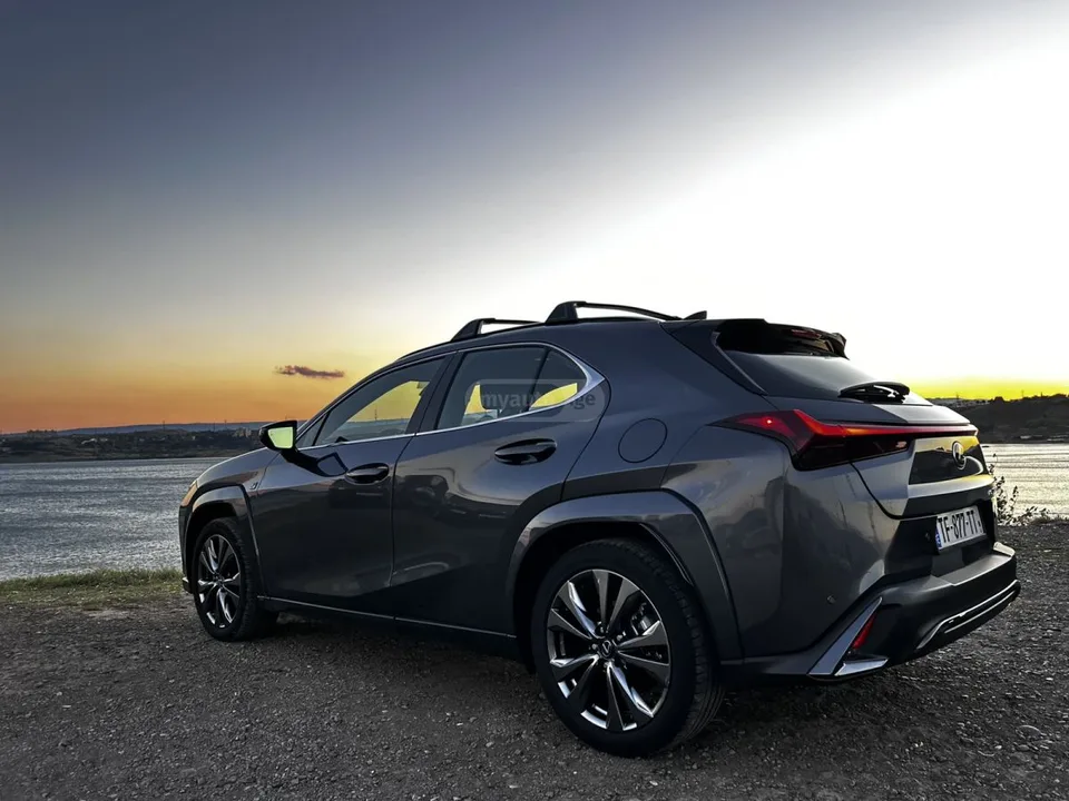 Lexus UX 250 h F SPORT Design 4dr All-Wheel D 2023 — миниатюра 3