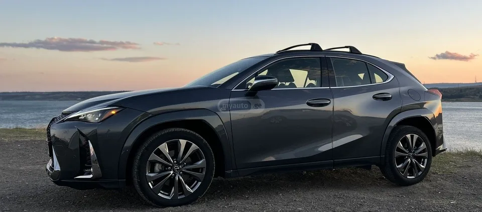 Lexus UX 250 h F SPORT Design 4dr All-Wheel D 2023 — миниатюра 4