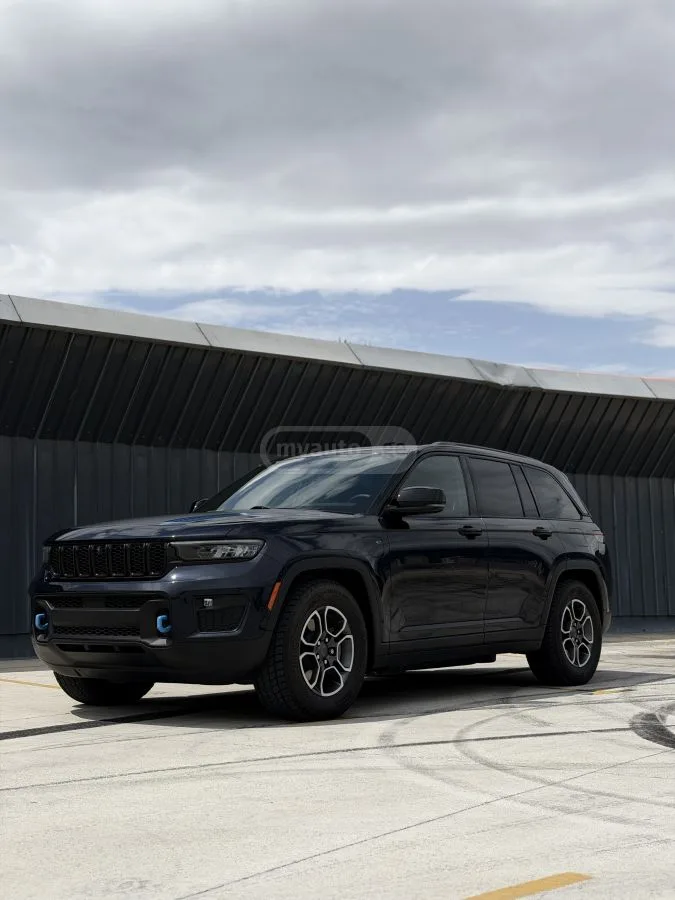 Jeep Grand Cherokee Trailhawk 4xe Plug-in Hybrid 2023 — фото 1, купить с доставкой в Москву