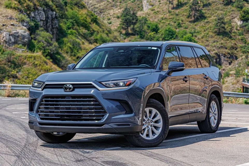 Toyota Grand Highlander 2023 — фото 1, купить с доставкой в Москву