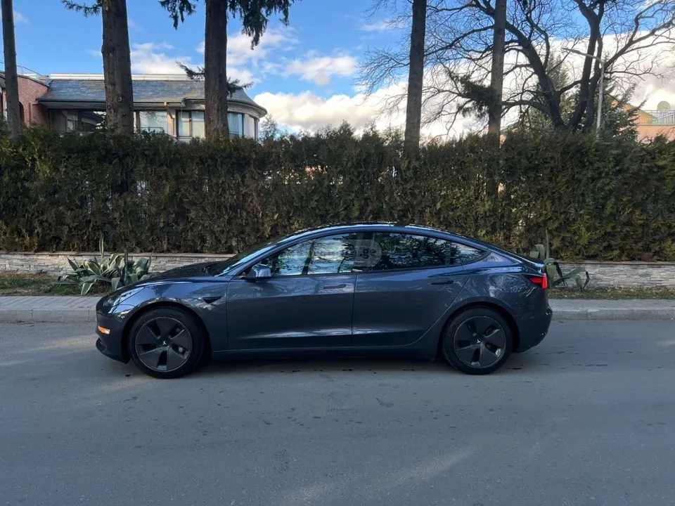 Tesla Model 3 2022 — миниатюра 3