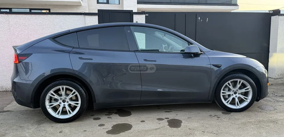 Tesla Model Y 2023 — миниатюра 2