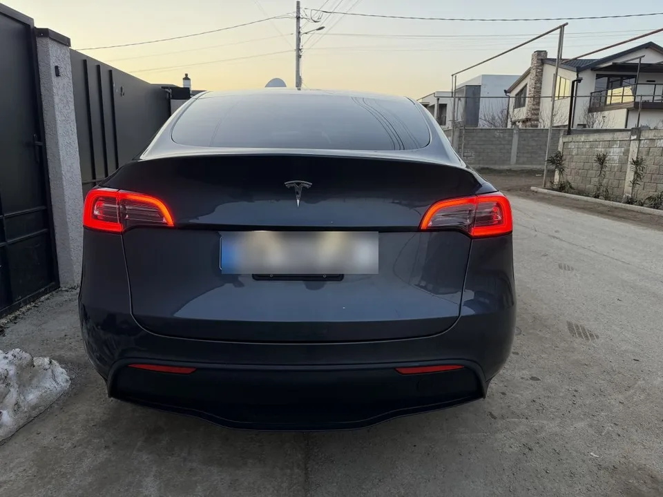 Tesla Model Y 2023 — миниатюра 3