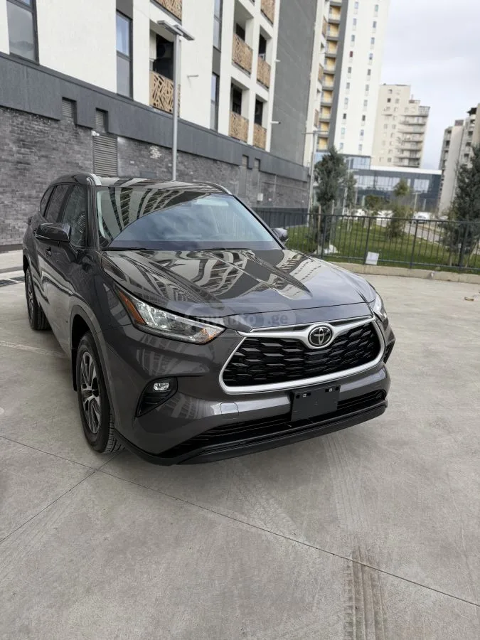 Toyota Highlander 2022 — фото 1, купить с доставкой в Москву
