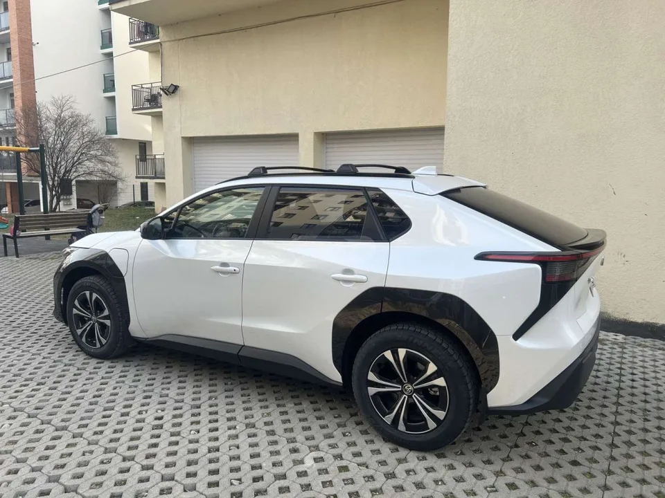 Toyota bZ4X XLE 2024 — миниатюра 2