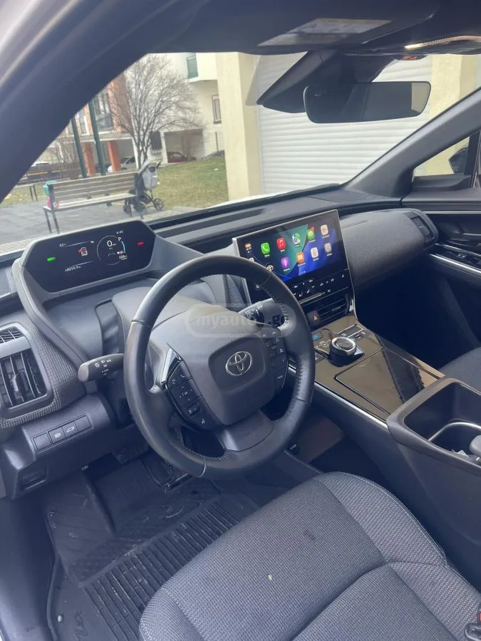 Toyota bZ4X XLE 2024 — миниатюра 3