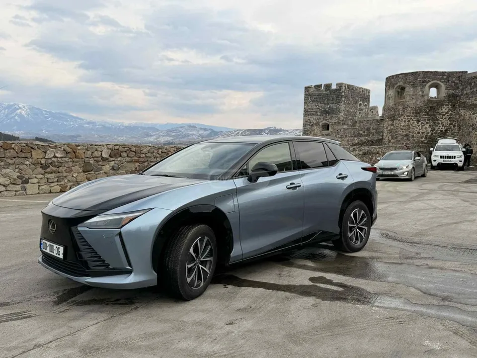Lexus RZ 450e 2024 — фото 1, купить с доставкой в Москву