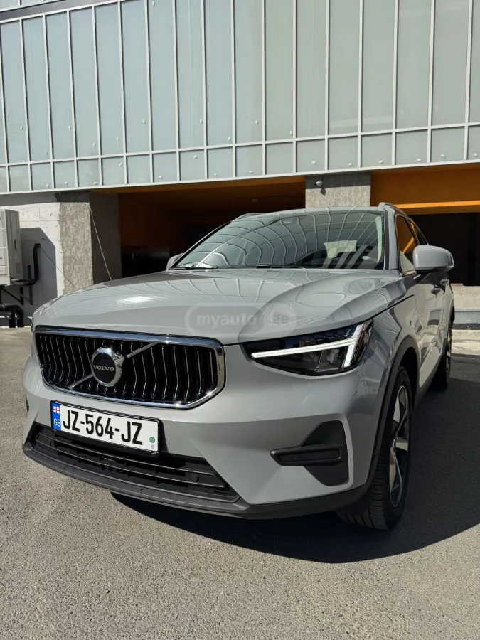 Volvo XC 40 Core Hybrid 2025 — фото 1, купить с доставкой в Москву