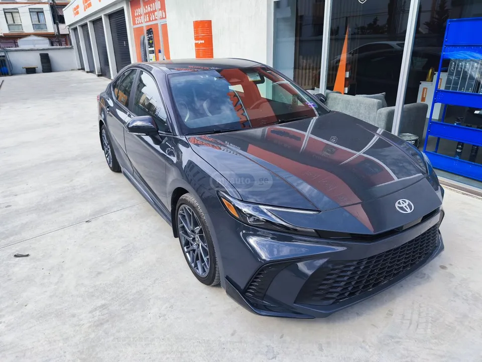 Toyota Camry SE 2025 — фото 1, купить с доставкой в Москву