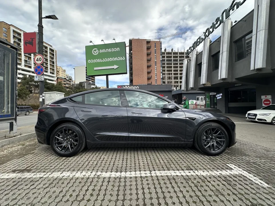Tesla Model 3 Long Range 2024 — миниатюра 2