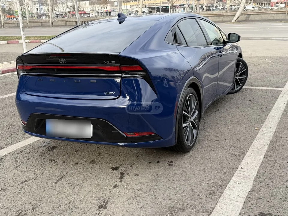 Toyota Prius XLE 5dr Front-Wheel Drive Hatc 2023 — фото 1, купить с доставкой в Москву