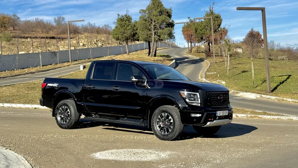 Nissan Titan Pro 4X 2024 — миниатюра 2