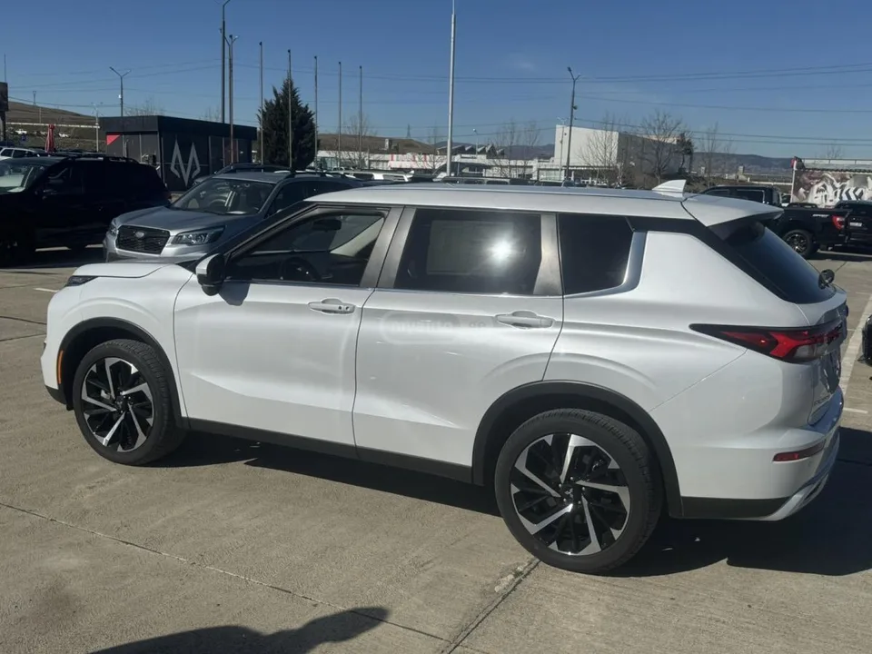 Mitsubishi Outlander 2024 — миниатюра 3