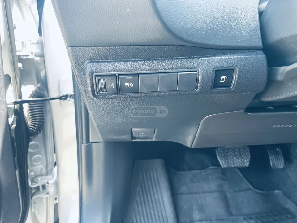 Toyota Corolla Hybrid 4x4 2024 — миниатюра 5