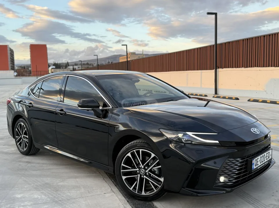 Toyota Camry 2025 — фото 1, купить с доставкой в Москву