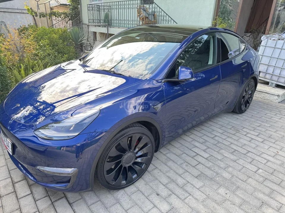 Tesla Model Y perfomenc 2023 — миниатюра 2
