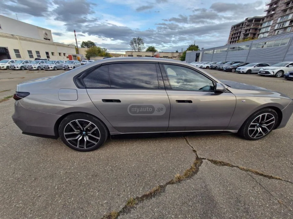 BMW I7 2022 — миниатюра 3