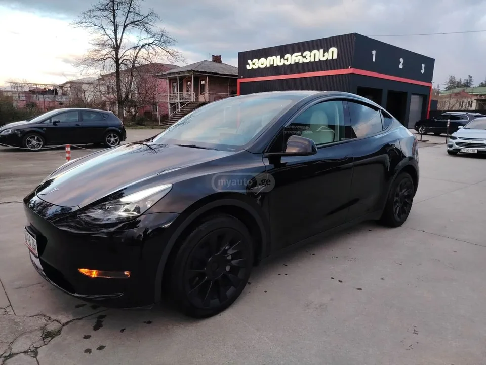 Tesla Model Y 2023 — миниатюра 2