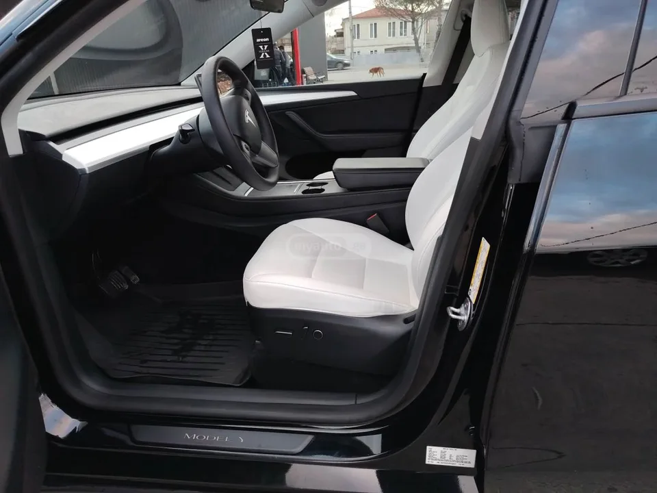 Tesla Model Y 2023 — миниатюра 3