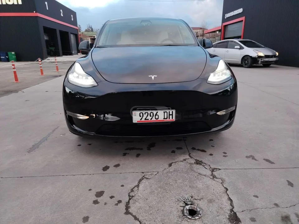 Tesla Model Y 2023 — фото 1, купить с доставкой в Москву