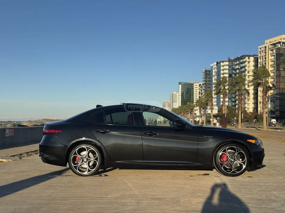 Alfa Romeo Giulia 2023 — миниатюра 3